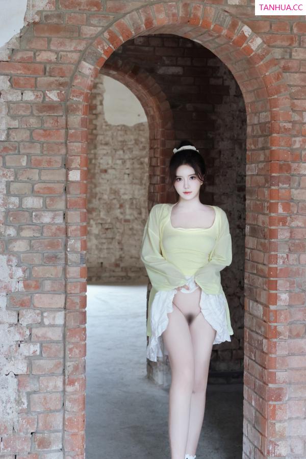  [XiuRen]高清写真图 2024.08.16 No.9024 小薯条nienie 美乳性感第48张图片